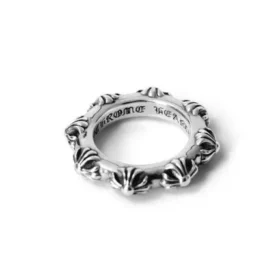 Anillo con banda en forma de cruz
