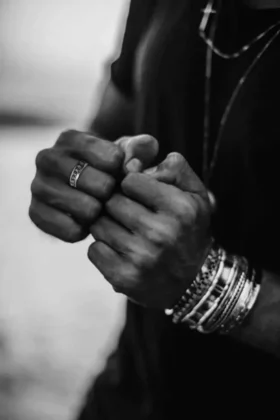 Anillo de banda abierta piramidal CH Plus
