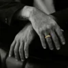 Anillo de banda CH Plus en oro de 22 quilates Anillo de banda CH Plus en oro de 22 quilates