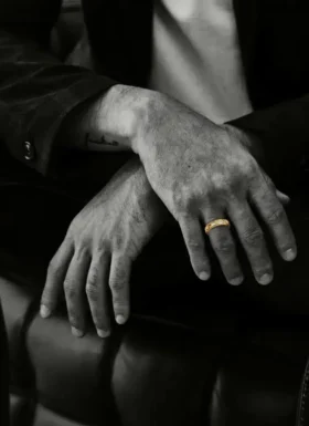 Anillo de banda CH Plus en oro de 22 quilates