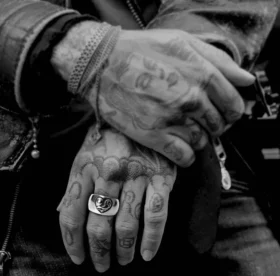 Anillo de banda con corazón