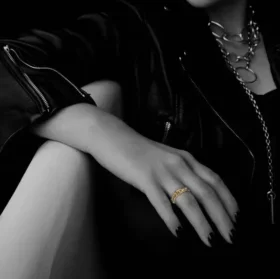 Anillo de banda SBT de oro de 22 quilates