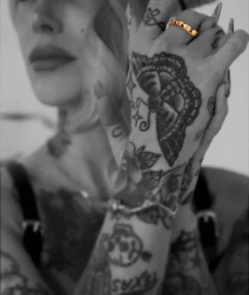 Anillo True Fucking Punk de oro de 22 quilates