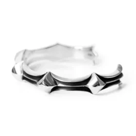 Brazalete con tachuelas de gemas grandes