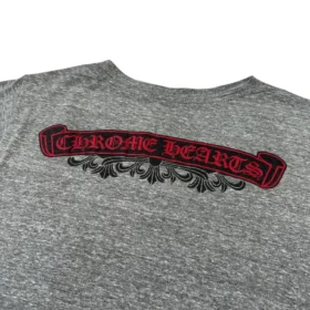 Camiseta Chrome Hearts con cuello en V y estampado en la espalda, gris/roja