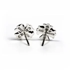 Pendientes con el logotipo de CH Plus y tachuelas