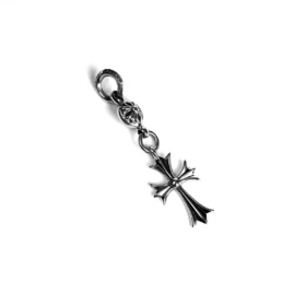 Pequeña CH Cross con un charm de bola de plata