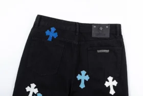Vaqueros con Cross Patch de cruz azul y blanco de Chrome Hearts