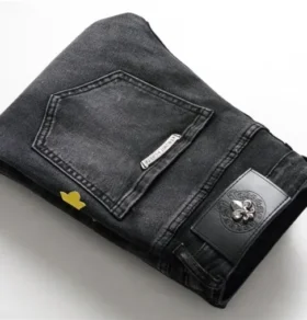 Vaqueros con el logotipo de la cruz de Chrome Hearts
