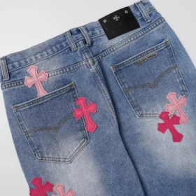 Vaqueros con el logotipo de la cruz rosa de Chrome Hearts
