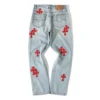 Vaqueros con parche rojo de Chrome Hearts