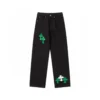 Vaqueros con parches en forma de cruz verdes y blancos de Chrome Hearts