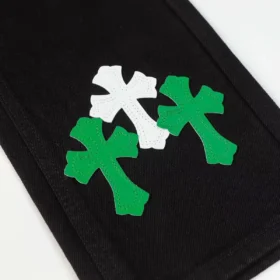 Vaqueros con parches en forma de cruz verdes y blancos de Chrome Hearts