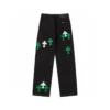 Vaqueros con parches en forma de cruz verdes y blancos de Chrome Hearts
